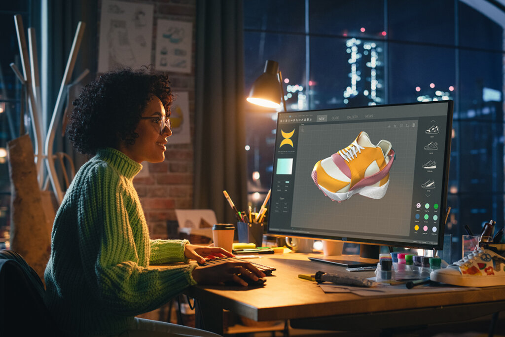 la mujer trabaja el diseño en el pc