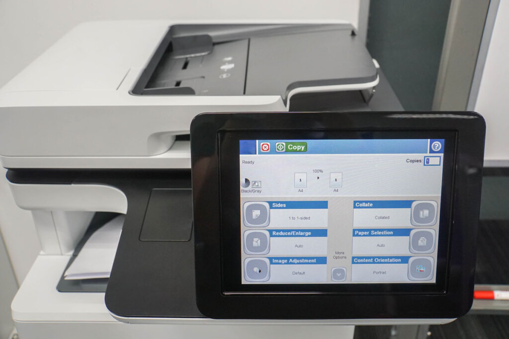 Impresora de oficina con pantalla grande