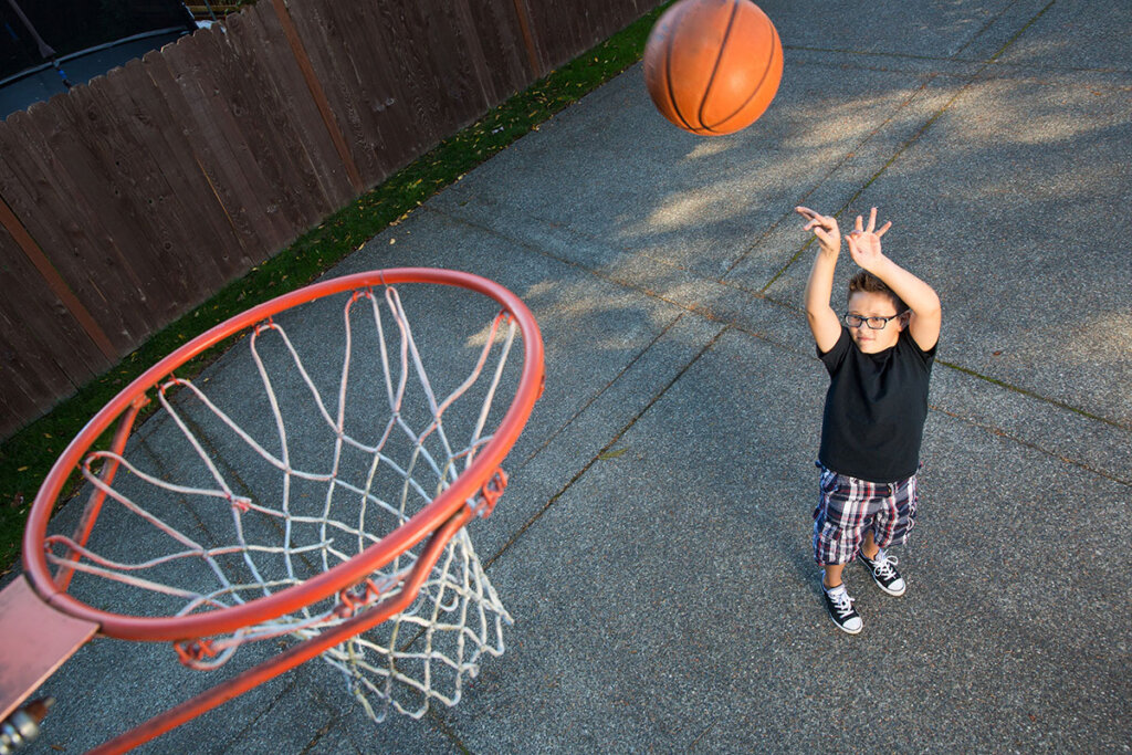 child_exercising_free_throw