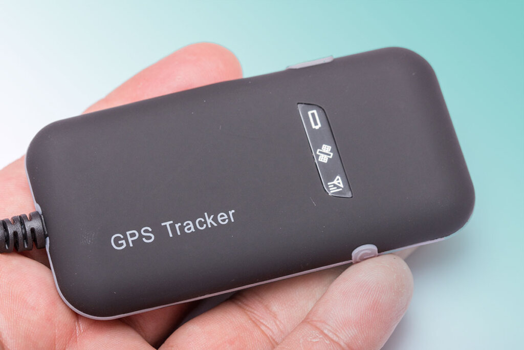 Localizador GPS en mano