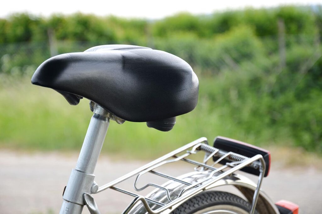 sillín negro en una bicicleta plateada al aire libre