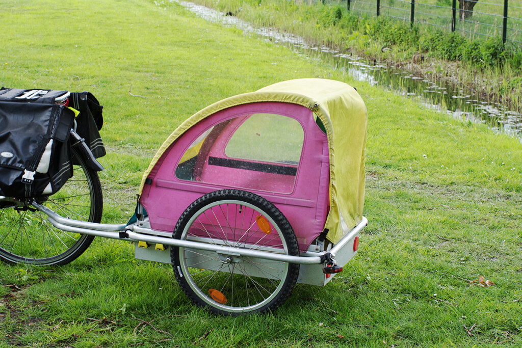 remolque para bicicleta rosa