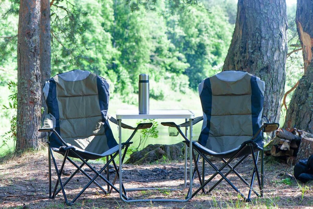 sillas de camping con respaldo alto en el bosque