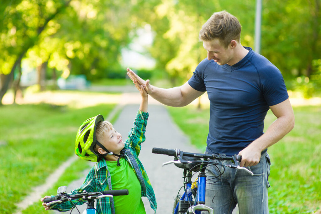 padre e hijo con sus bicicletas