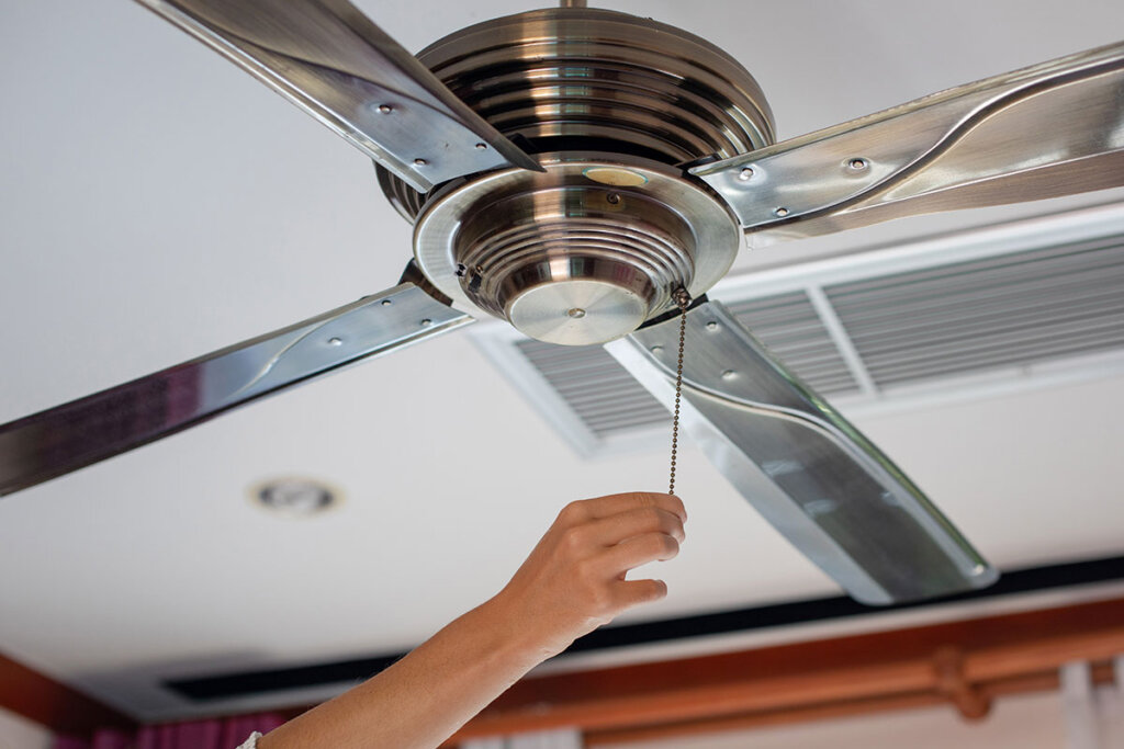 Se enciende el ventilador de techo de metal