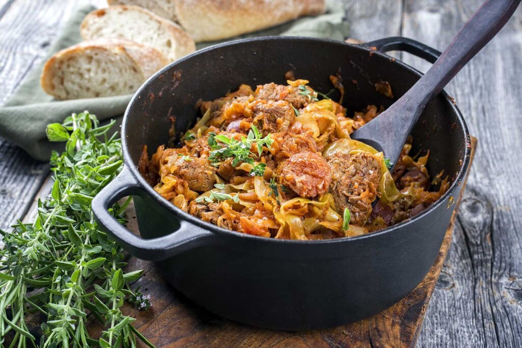 Olla de hierro fundido con comida dentro