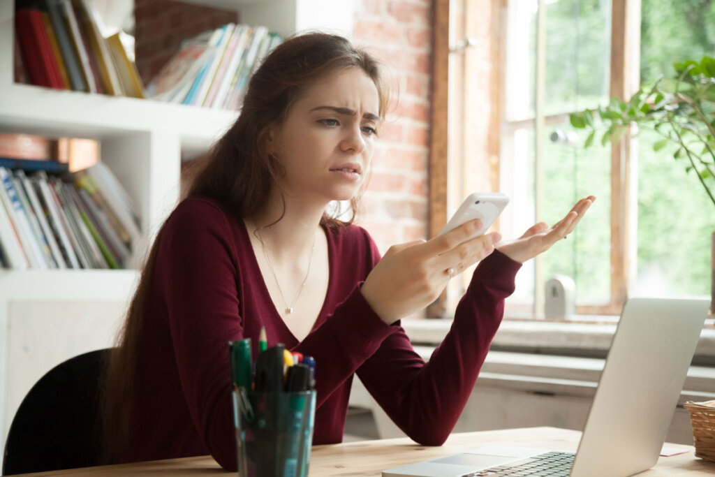 Mujer con mala cobertura de móvil