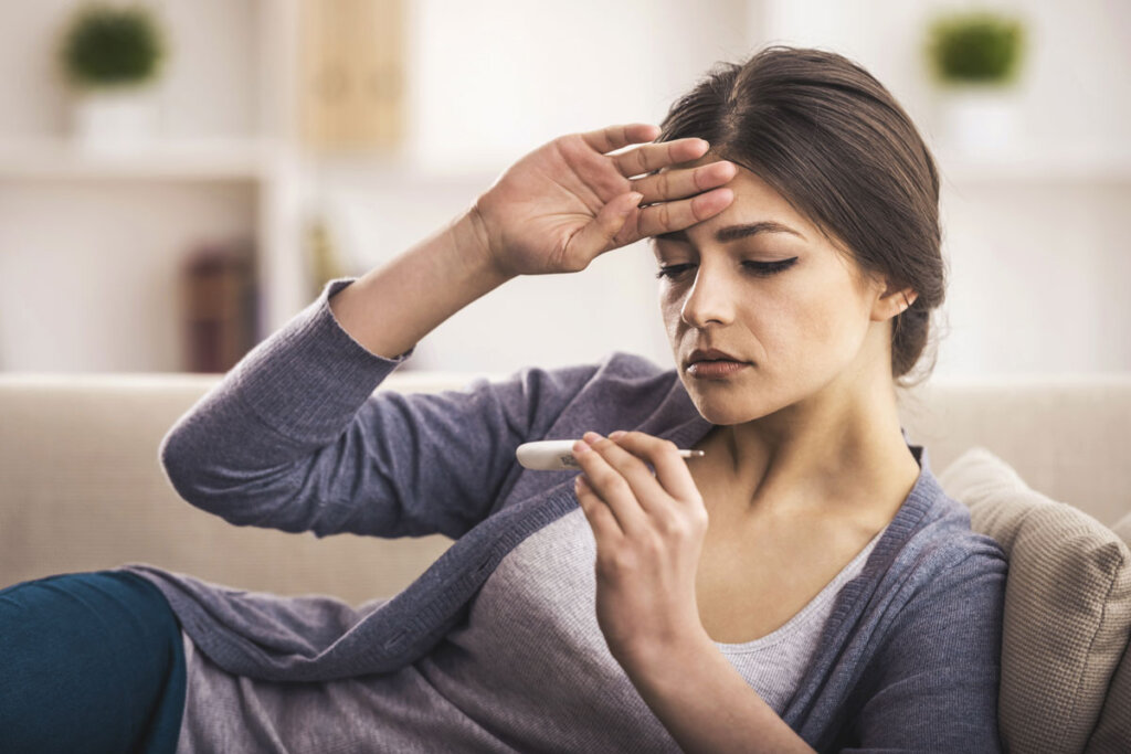 Una mujer tiene fiebre