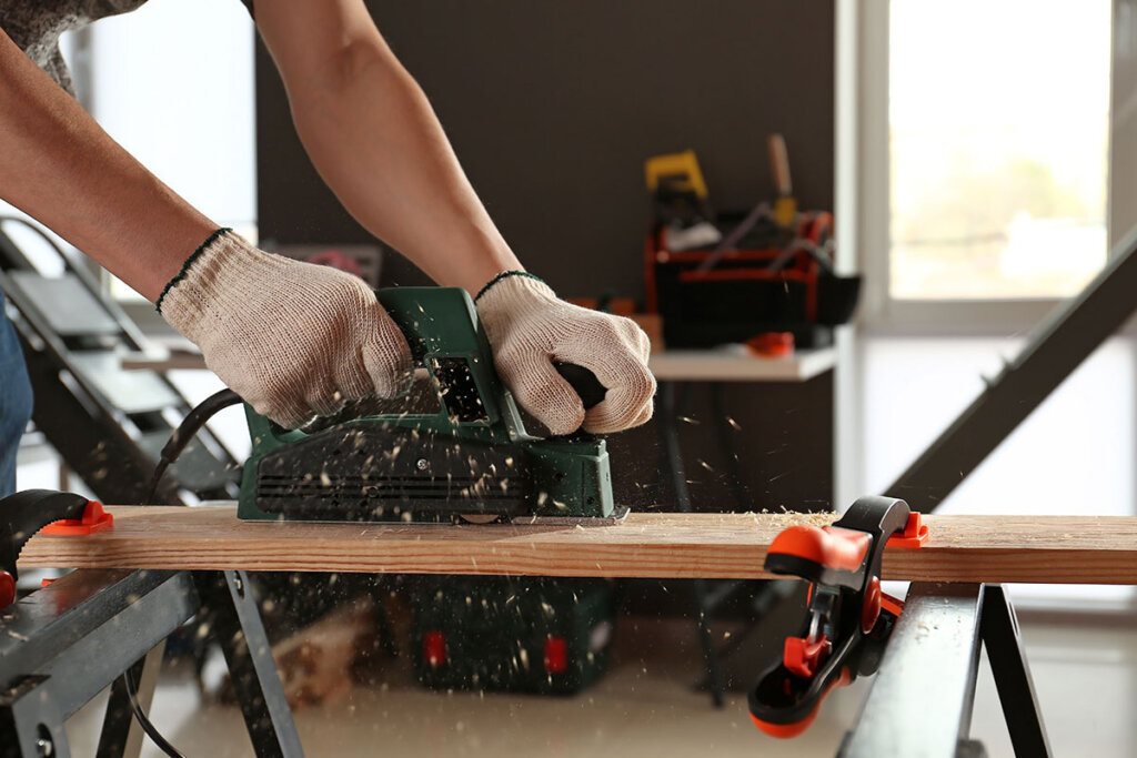 Una persona utiliza un cepillo eléctrico