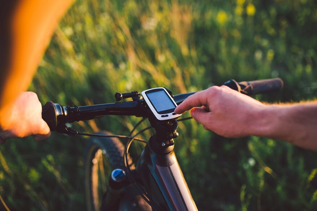 un ciclista utiliza el navi durante un paseo