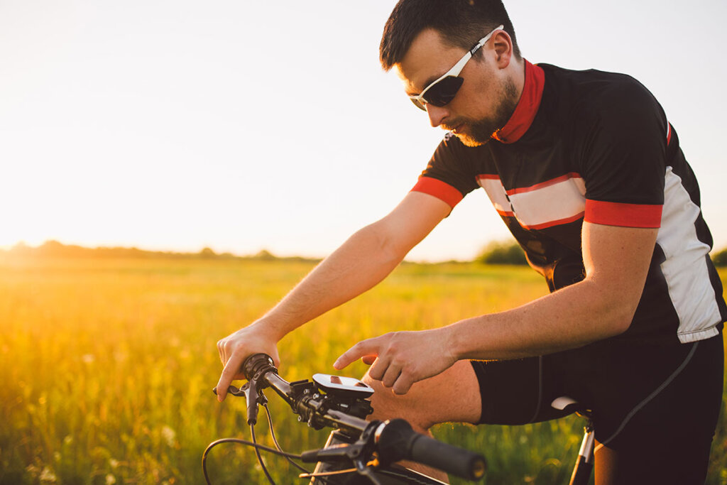 joven ciclista en el campo maneja navi