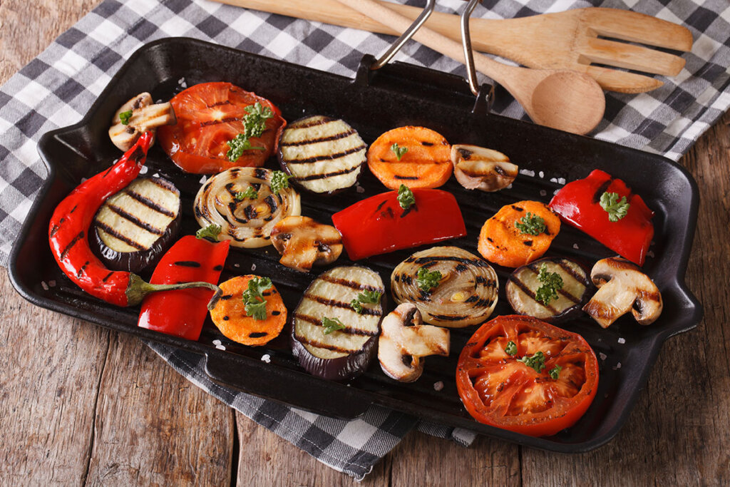 verduras a la parrilla en una sartén grill