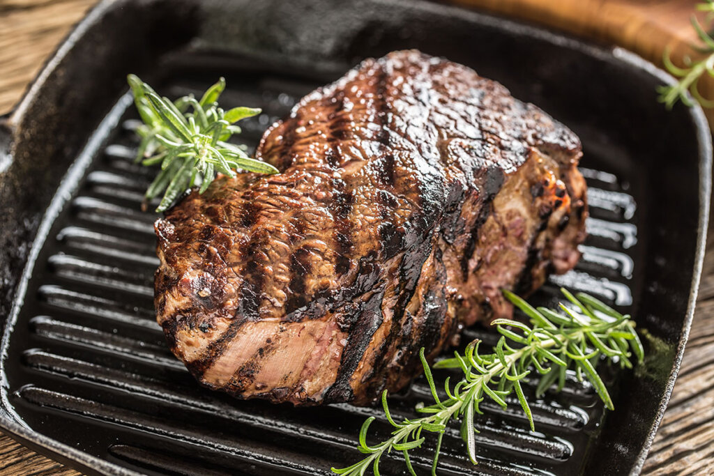 filete perfectamente asado en sartén grill