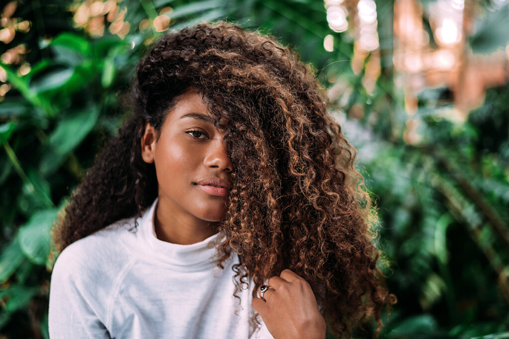 Mujer con pelo rizado