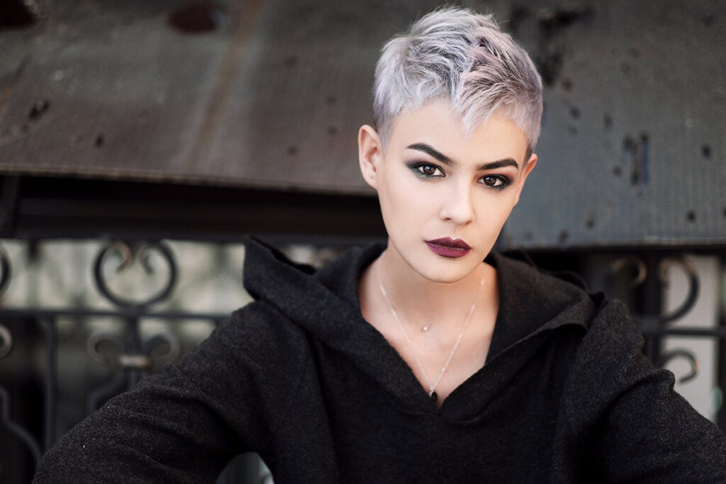 Mujer con pelo corto