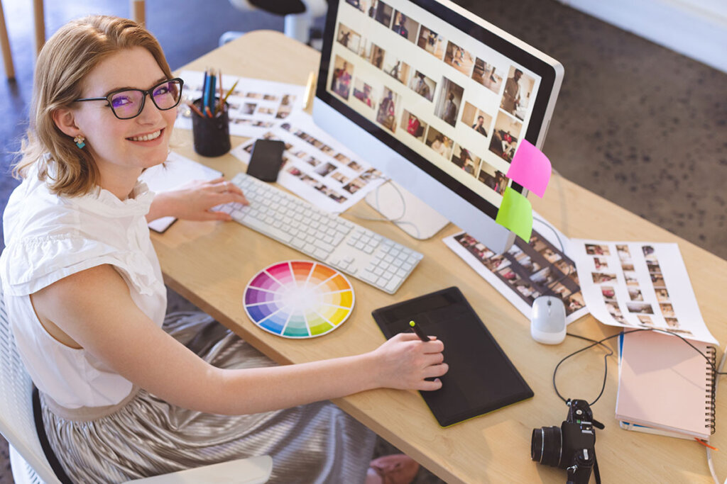 mujer se sienta en el pc y edita imagenes