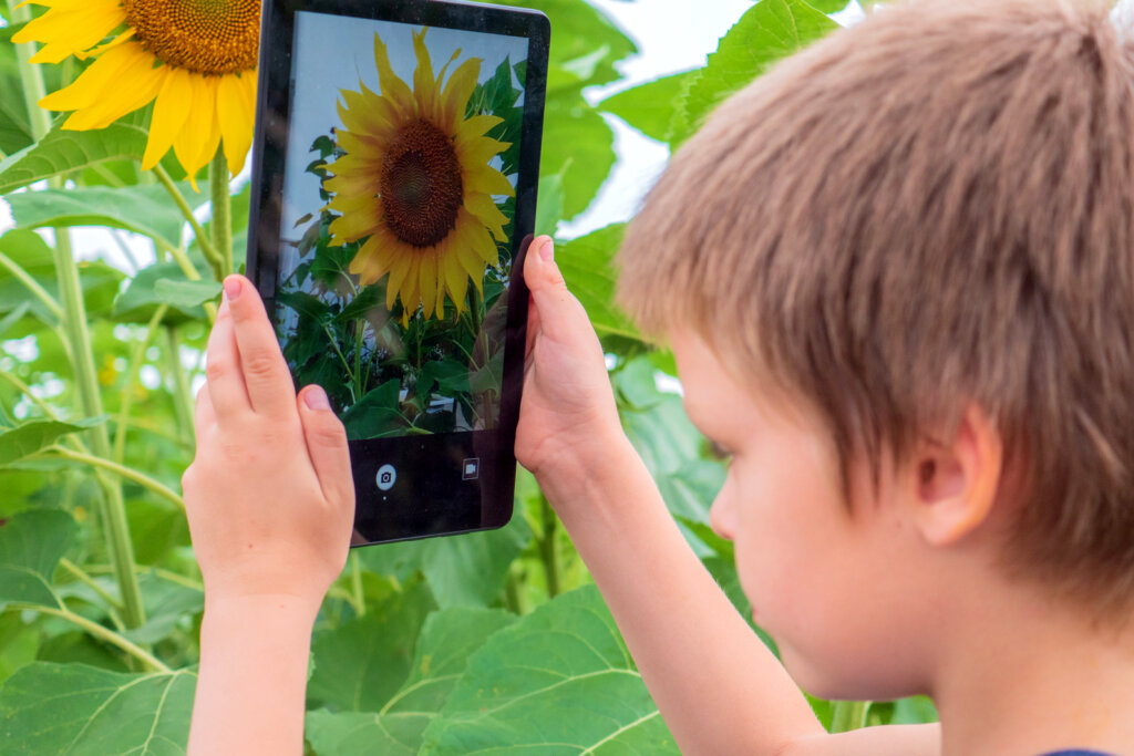 niño hace una foto con la tablet