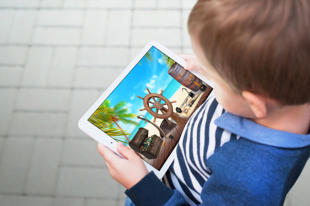 niño viendo un vídeo en la tableta