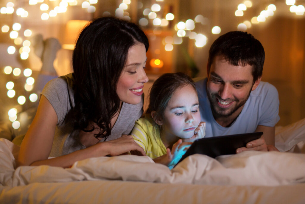 Familia jugando con una tableta