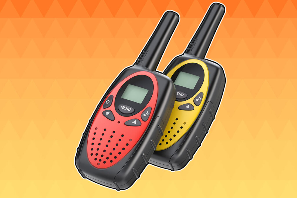 Dos walkie-talkies al aire libre