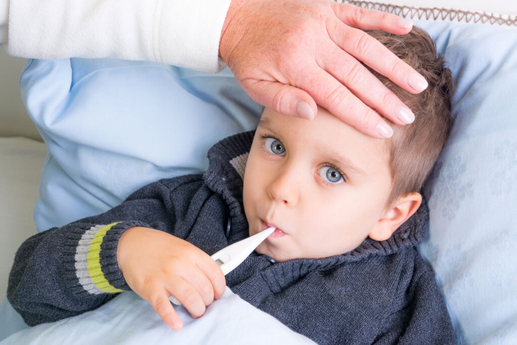 toma de la temperatura oral de un niño pequeño