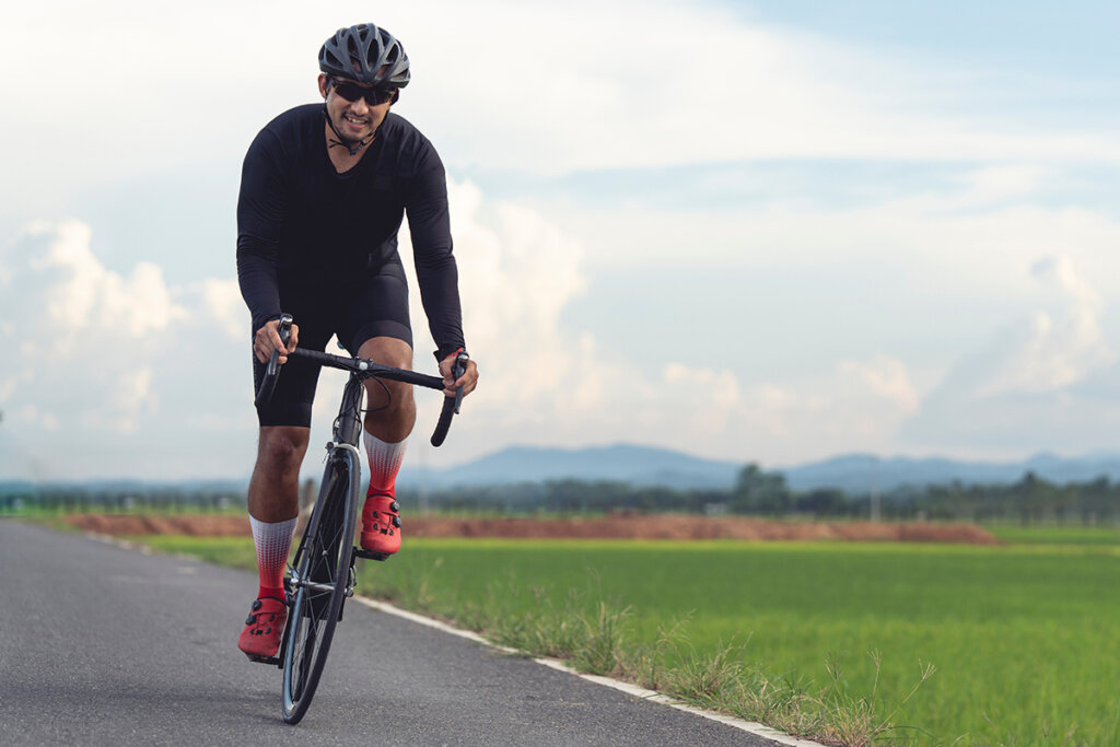 Ciclista con casco en la carretera