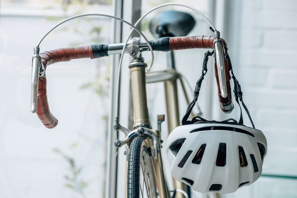 Casco en el manillar de una bicicleta de carretera