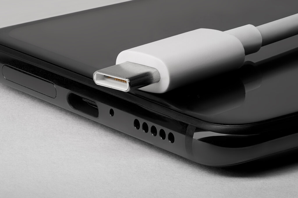 parte inferior de un smartphone con puerto de carga usb-c y cable asociado