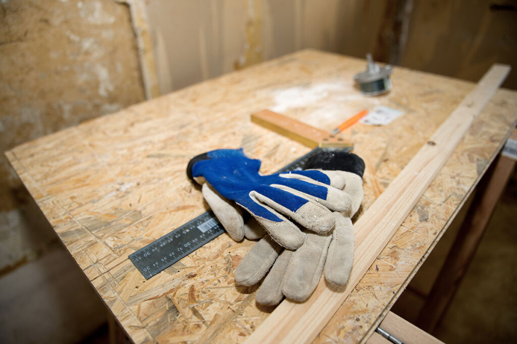 guantes de trabajo sobre la superficie de trabajo