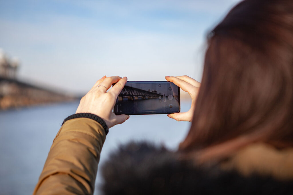 Una mujer hace fotos con el Samsung Galaxy S10