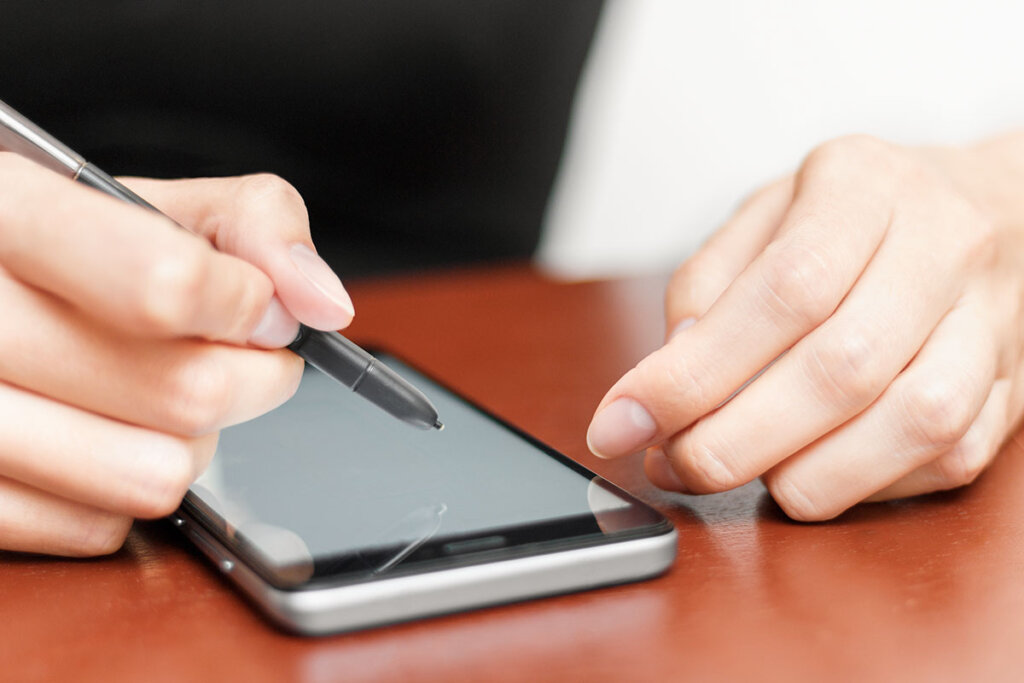 Mujer manejando smartphone con stylus