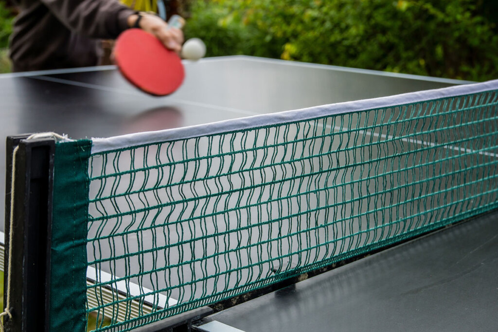 Primer plano de una red de tenis de mesa