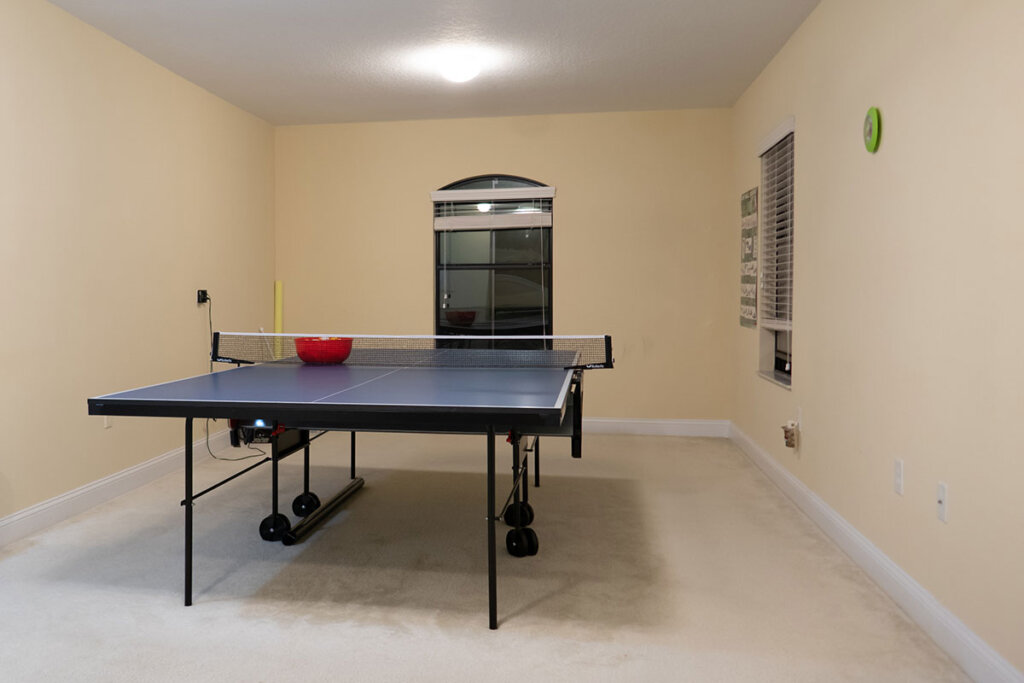 Una mesa de ping-pong en un piso