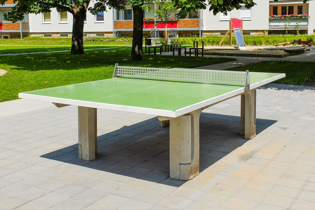 Una mesa de ping-pong típica en un parque infantil